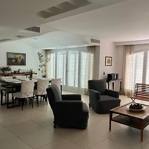 https://casa-aristides-mendoza.hotelsmendoza.com
